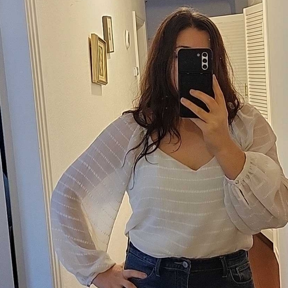 ❗️SOLD❗️Sweetheart neckline, balloon sleeve blouse - Picture 1 of 5